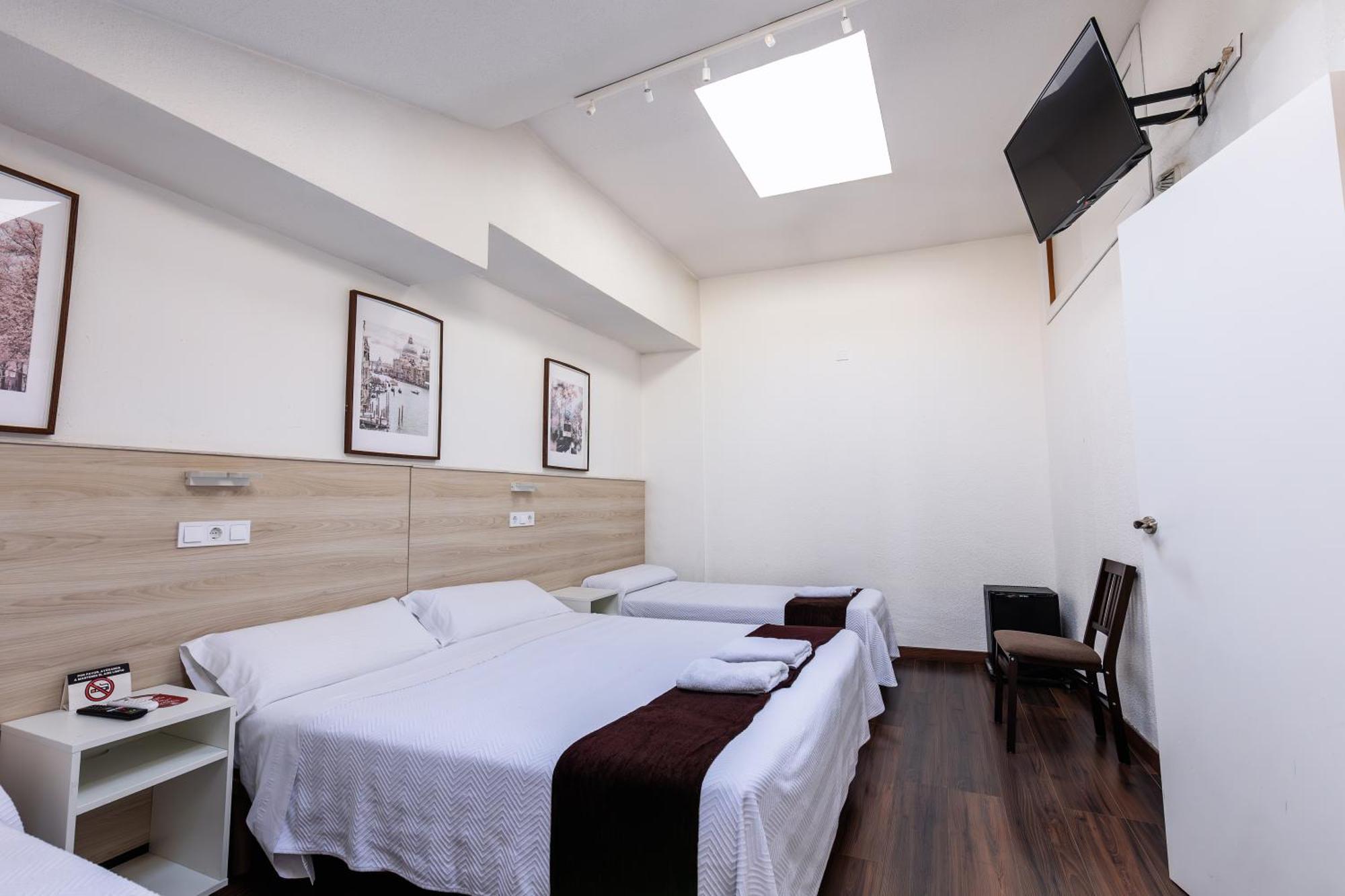 Hostal Gran Via Пинто Екстериор снимка